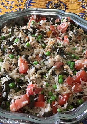 Une photo de Salade de riz aux tomates, petits pois, haricots de mer et maquereaux