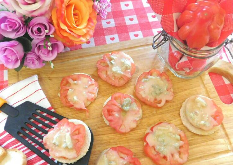 Crostini con pomodoro