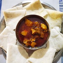 Rice flour roti with chicken A picture of Rice flour roti with chicken.