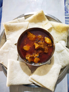 A picture of Rice flour roti with chicken.