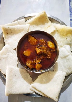 A picture of Rice flour roti with chicken.