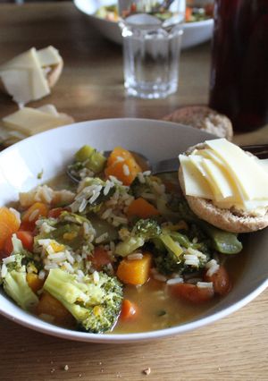 Una foto de Sopa de verduras, forun culos, y arroz