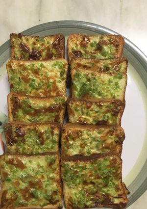 A picture of Spinich toast.