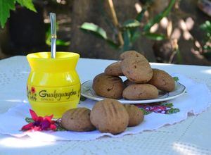 Una foto de Galletas integrales con azúcar mascabo rellenas con membrillo🍪