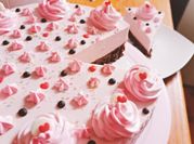 Una foto de mousse de fresas fácil