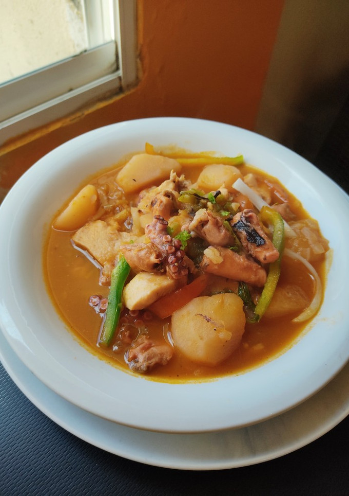 Una foto de Estofado de pulpo con pepitona y pollo