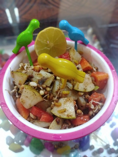 फ्रूट मोठ चाट (fruit moth chaat recipe in Hindi) रेसिपी मुख्य फोटो