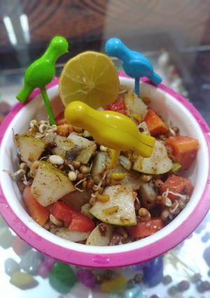 फ्रूट मोठ चाट (fruit moth chaat recipe in Hindi) रेसिपी मुख्य फोटो