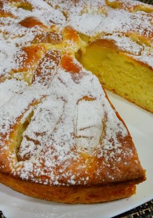 Фото Шарлотка с творогом и яблоками.