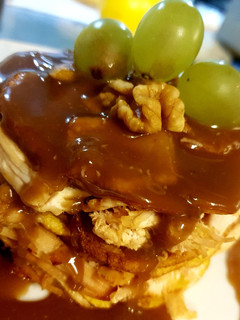Una foto de Timbal de patata y pechuga de pollo con salsa de vino tinto