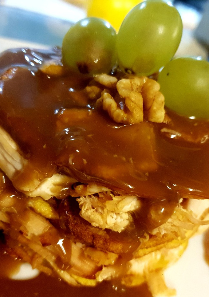 Una foto de Timbal de patata y pechuga de pollo con salsa de vino tinto