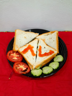 કાકડી ટમેટાની સેન્ડવીચ (Cucumber Tomato Sandwich Recipe In Gujarati) રેસીપી મુખ્ય ફોટો