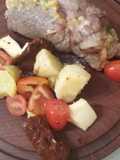 Arrolladito de carne con ensalada tibia