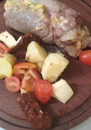 Una foto de Arrolladito de carne con ensalada tibia