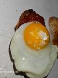 Tostas de tomate con huevo de codorniz