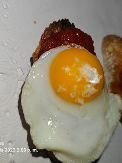 Una foto de Tostas de tomate con huevo de codorniz