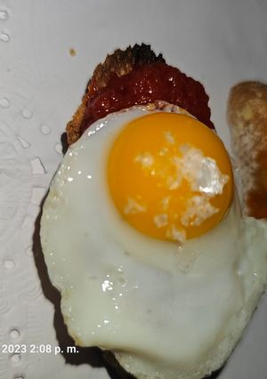 Una foto de Tostas de tomate con huevo de codorniz