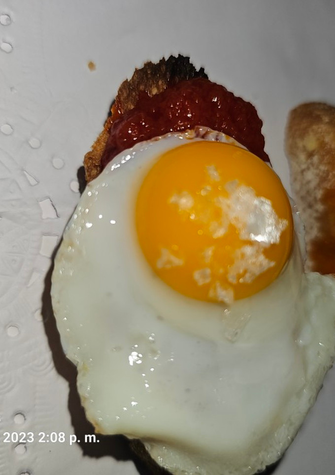 Una foto de Tostas de tomate con huevo de codorniz