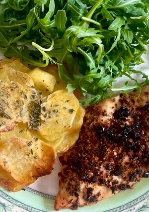 Sütőben sült csirkemell és burgonya chips rukola salátával recept fotója