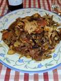 Emperador con cebolla caramelizada, champiñones rodajas de tomate con un toque de vino blanco