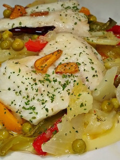 Una foto de Merluza al horno con pimientos