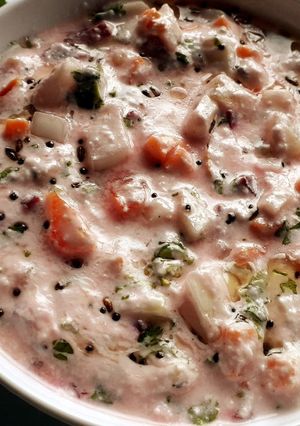 वेजीटेबल रायता (vegetable raita recipe in marathi) रेसिपी चे मुख्य फोटो 