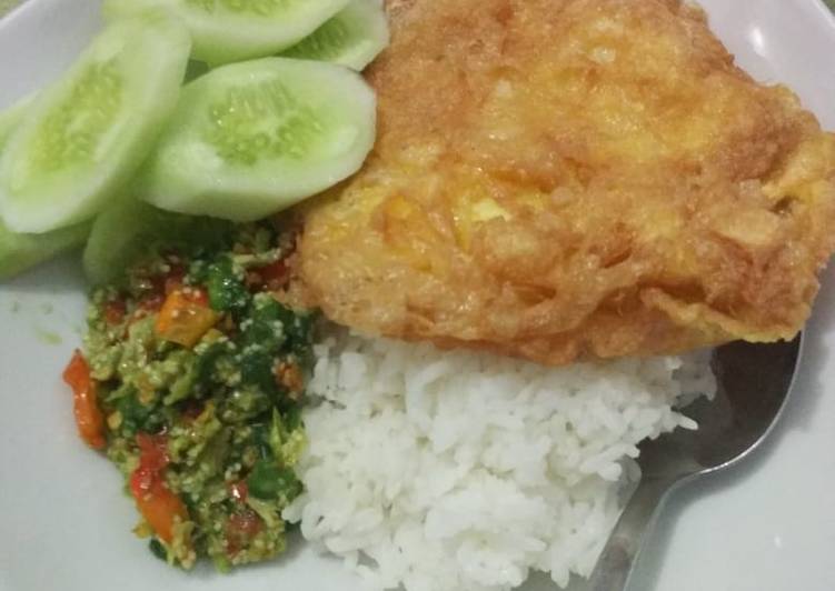 Cara Gampang Membuat Nasi, telor kimpul dan sambal leunca.. yummmm… ^^ Anti Gagal