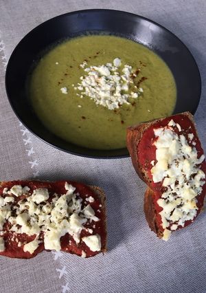 Une photo de Soupe de courgettes et feta