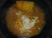 Una foto de sopa de pollo apio