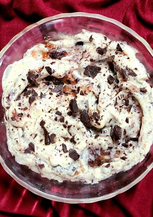 Una foto de 🤍♥️🤎Ganache de chocolate blanco granizada y mermelada de frutos rojos 🤍Para rellenar tortas 🤎♥️🤍
