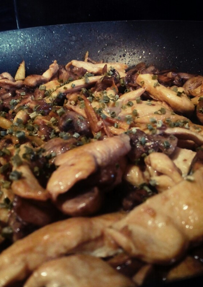 Una foto de Salteado de pollo y champiñones con jengibre