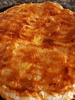 Una foto de Empanada de jamón y queso, hojaldre