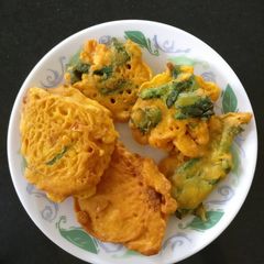A picture of Potato/Spinach/Bread Fritters.