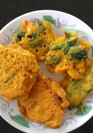 A picture of Potato/Spinach/Bread Fritters.