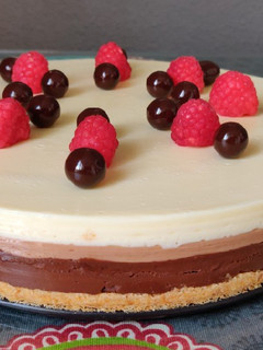 Una foto de Tarta de 3 chocolates con base de galleta