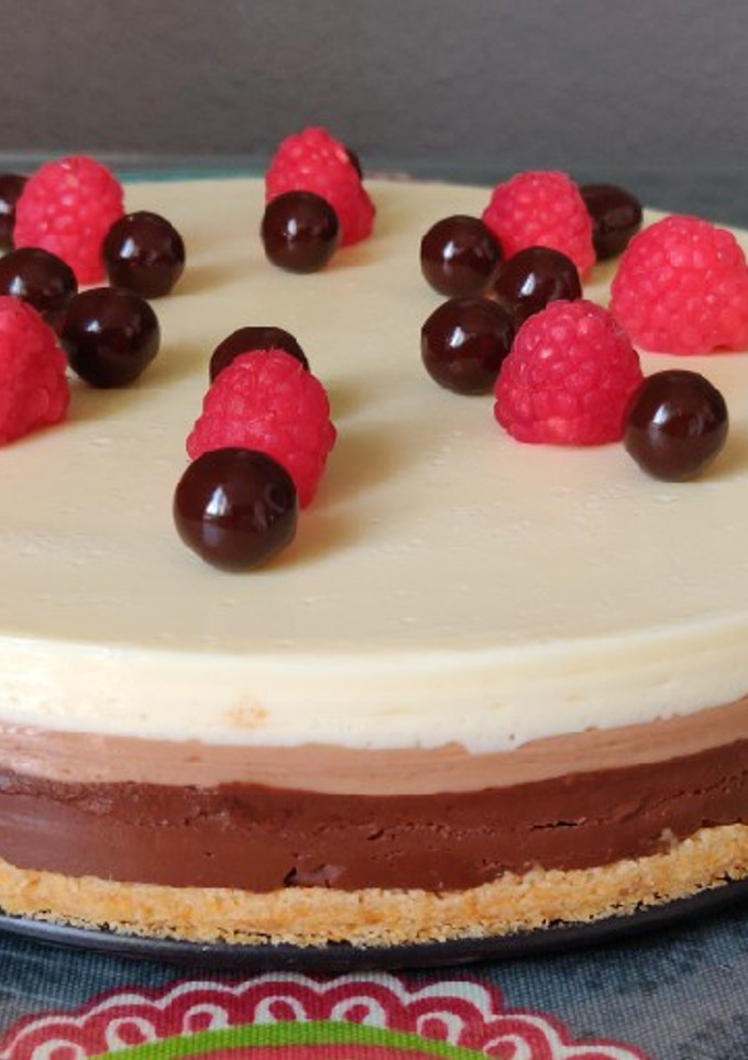 Una foto de Tarta de 3 chocolates con base de galleta