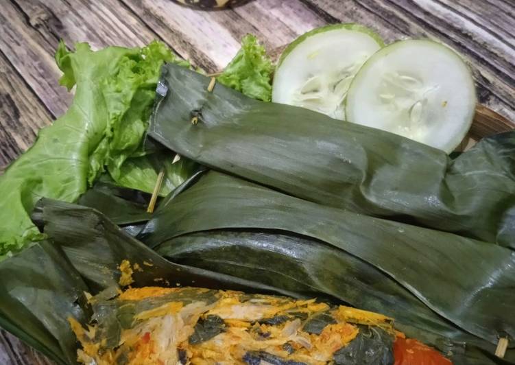 Langkah Mudah untuk Menyiapkan Pepes Daun Singkong Ikan Tongkol Anti Gagal