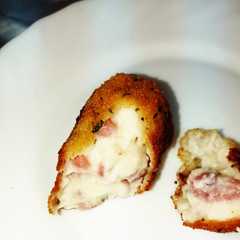 Una foto de Croquetas de jamón serrano y queso de cabra