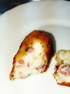 Una foto de Croquetas de jamón serrano y queso de cabra