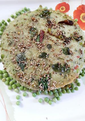 A picture of Matar ka dhokla.