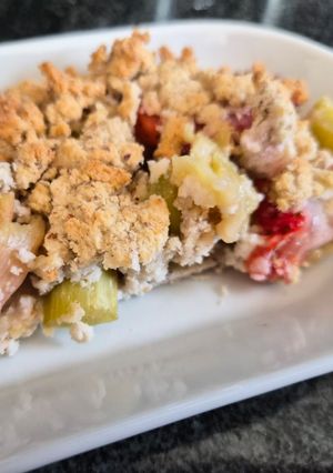 Rebarbarás-epres morzsapite szénhidrátszegény recept fotója