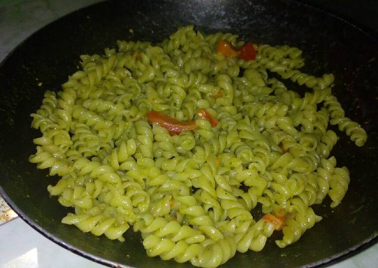 Resep One pot basil pesto fusilli pasta simple yang Bisa Manjain Lidah