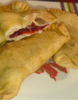 Una foto de 🩵🤍"Empanadillas Patrias al Almíbar con Dulce de Frambuesa" ❤️
