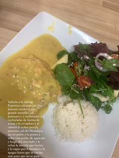 Una foto de Salmón a la naranja con ensalada y arroz blanco