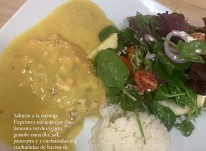 Una foto de Salmón a la naranja con ensalada y arroz blanco