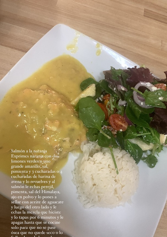 Una foto de Salmón a la naranja con ensalada y arroz blanco