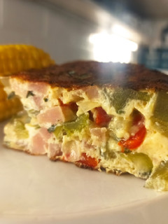 Una foto de Tortilla de pencas de acelga y jamón
