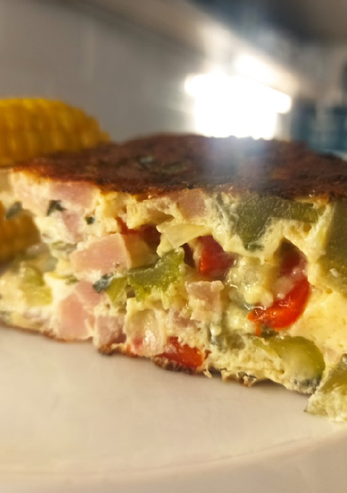 Una foto de Tortilla de pencas de acelga y jamón