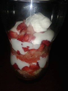 Una foto de Postre en vasos con frutillas!