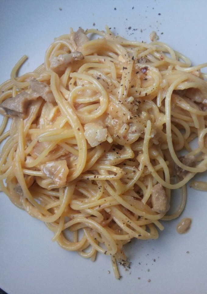 Una foto de Espaguetis a la carbonara (sin nata)